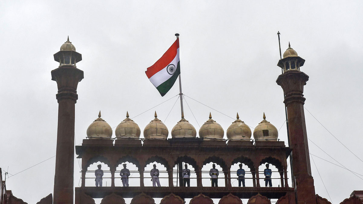 लाल किले पर लहराता तिरंगा