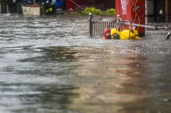 मुंबई में बारिश से बुरा हाल, गाड़ियां पलटीं, कई इलाके जलमग्न