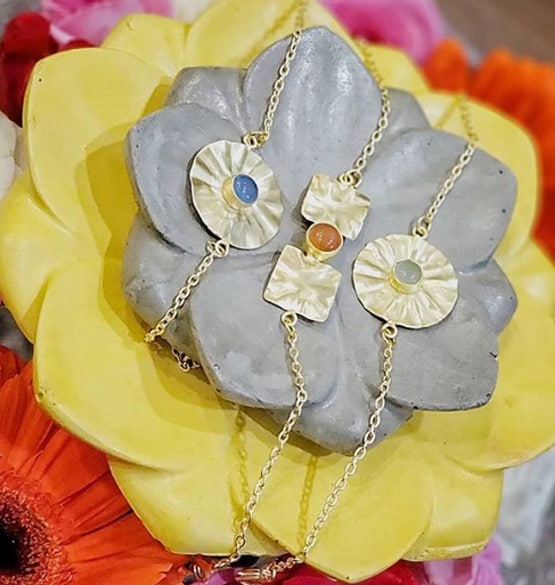 इस दिशा में बैठकर ना बांधें राखी, रक्षाबंधन पर ये 6 गलतियां करने से बचें