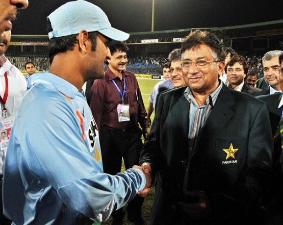 कितना बदला धोनी का लुक? हेयरस्टाइल पर मुशर्रफ भी थे फिदा