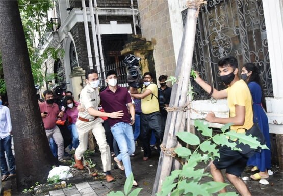 ED ऑफिस से निकले रिया के भाई, सुशांत की कंपनी से नाम जुड़ने पर उठा सवाल