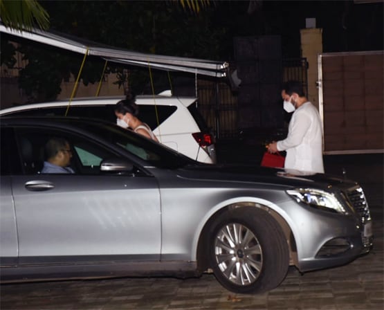 प्रेग्नेंसी अनाउंसमेंट के बाद अमृता-मलाइका से मिलीं करीना, सैफ भी थे साथ