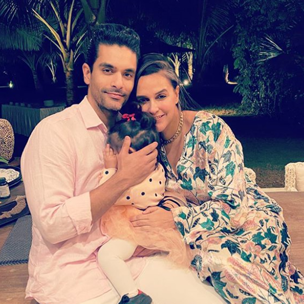 पति, बेटी संग नेहा