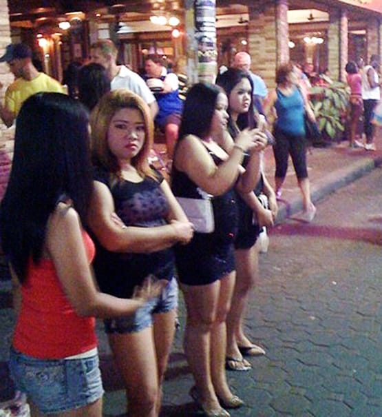 कोरोना ने किया कंगाल, 2 डॉलर में देह-व्यापार को मजबूर हुईं यहां की महिलाएं