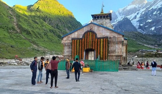 सावन के आखिरी सोमवार पर केदारनाथ धाम में जुटे श्रद्धालु, देखें Photos