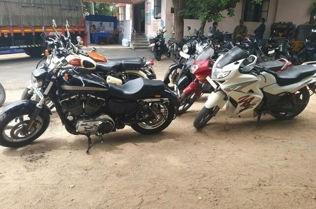 पुलिस खोज रही थी एक पिस्तौल, 8 बक्सों में मिला करोड़ों का खजाना