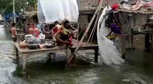 26 दिनों से जारी है बाढ़ का कहर, सड़क का पुल बना पीड़ितों का बसेरा