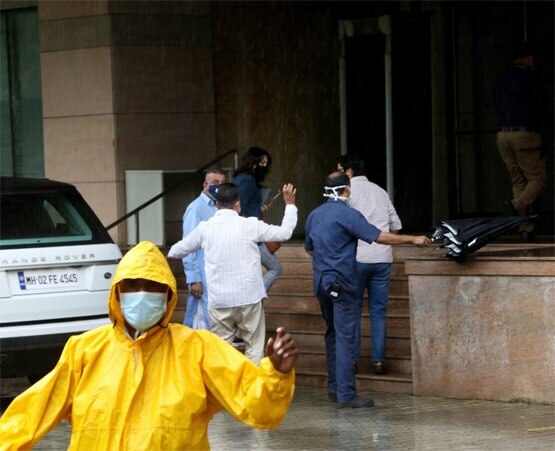 भाई संजय के साथ अस्पताल पहुंची प्रिया दत्त, कैंसर का होगा इलाज