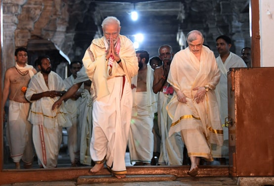 वाराणसी से बहरीन तक, अयोध्या से पहले इन जगहों पर दिखा है मोदी का भक्त अवतार