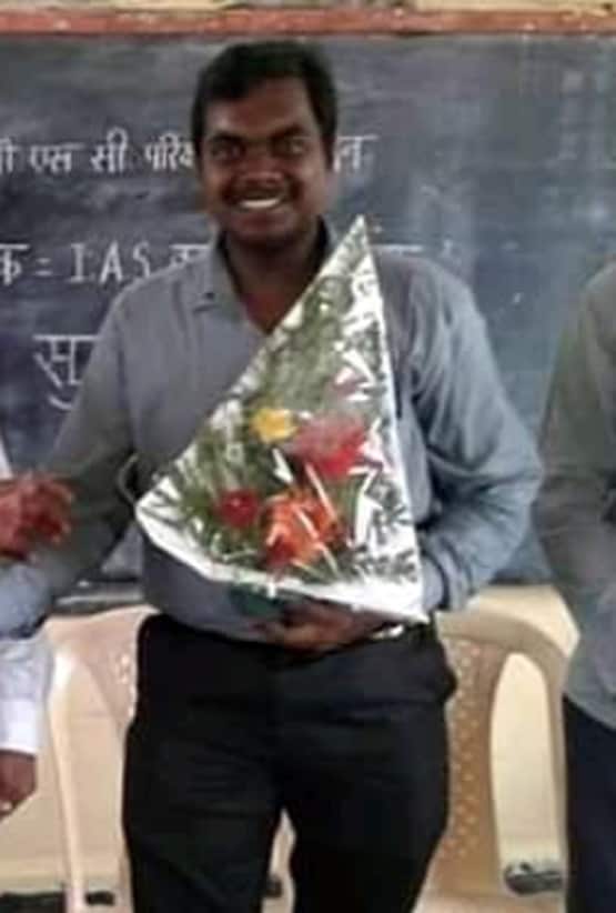 फ्रेंडशिप डे: पंक्चर की दुकान पर करते थे काम, दोस्तों ने भरी फीस, बन गए IAS