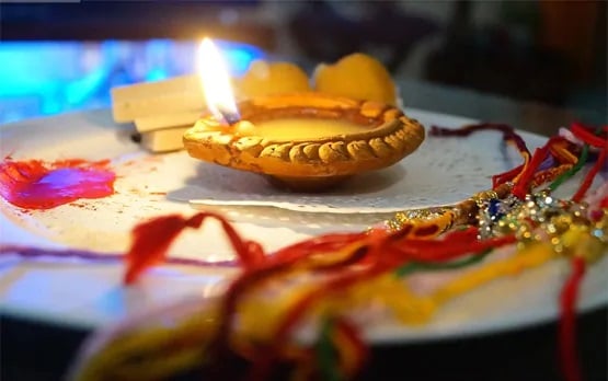 इस दिशा में बैठकर ना बांधें राखी, रक्षाबंधन पर ये 6 गलतियां करने से बचें