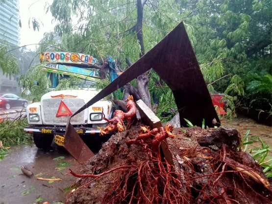 मुंबई में बारिश से बुरा हाल, गाड़ियां पलटीं, कई इलाके जलमग्न