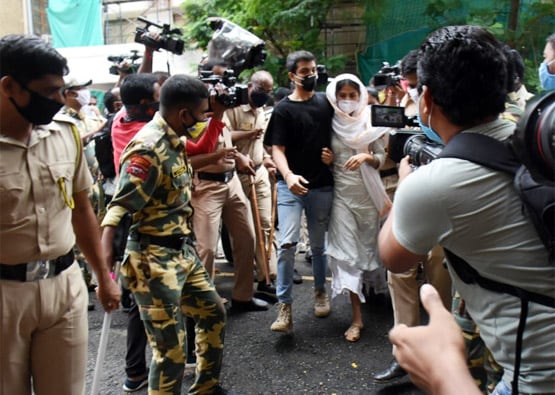 ED ऑफिस पहुंचते ही भीड़ ने सुशांत की बहन को घेरा, बचाव में आई महिला पुलिस