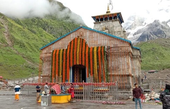 सावन के आखिरी सोमवार पर केदारनाथ धाम में जुटे श्रद्धालु, देखें Photos