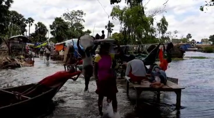 26 दिनों से जारी है बाढ़ का कहर, सड़क का पुल बना पीड़ितों का बसेरा