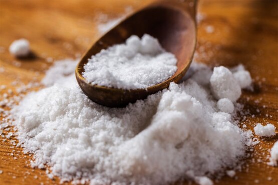 खाने में नमक की मात्रा कम करें