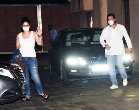 प्रेग्नेंसी अनाउंसमेंट के बाद अमृता-मलाइका से मिलीं करीना, सैफ भी थे साथ