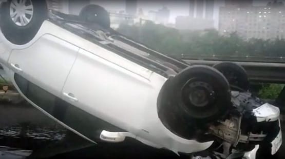 मुंबई में बारिश से बुरा हाल, गाड़ियां पलटीं, कई इलाके जलमग्न