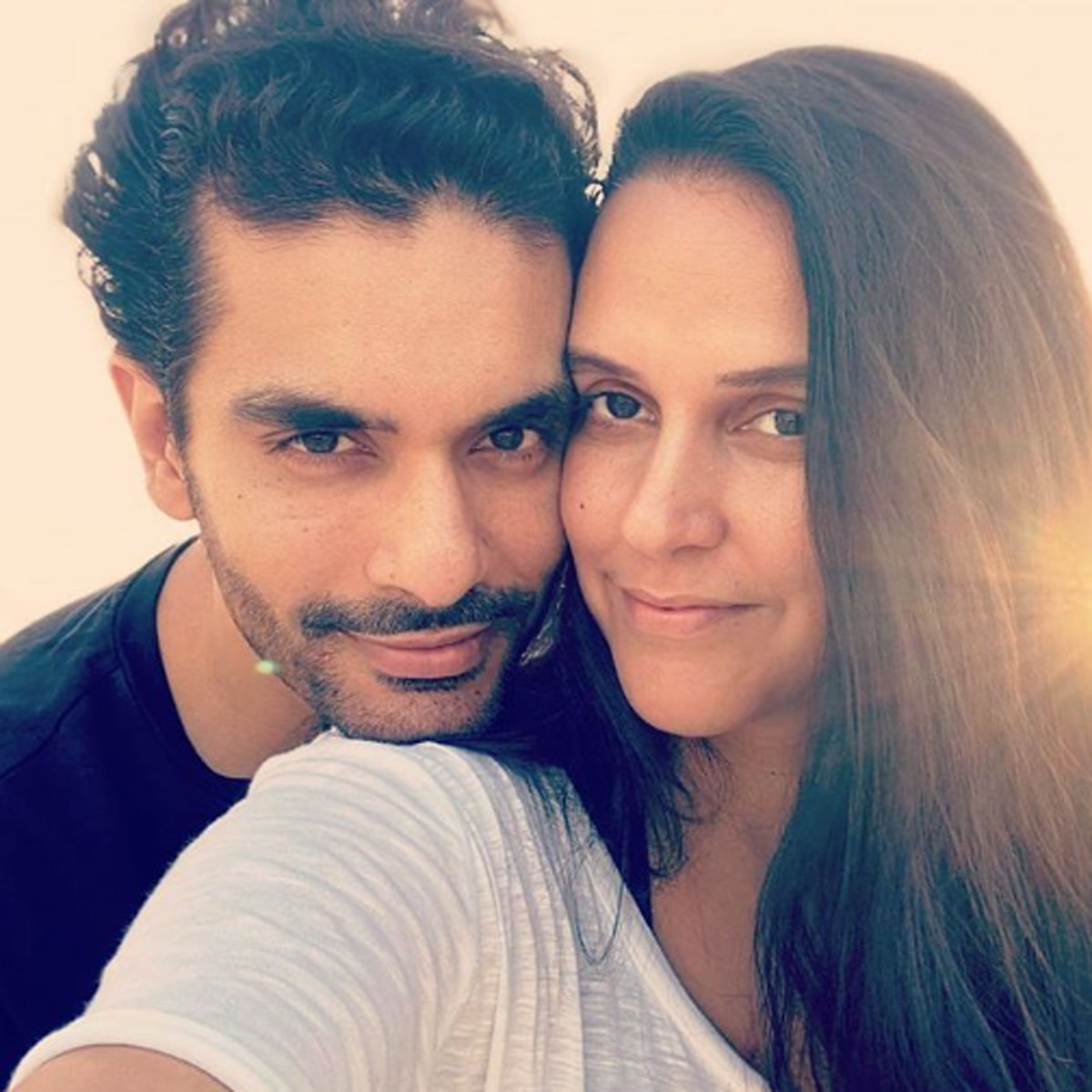 पति संग नेहा