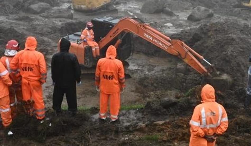 मुन्नार: मलबे में दफन हो गए मालिक, पालतू कुत्ते अब भी देख रहे राह