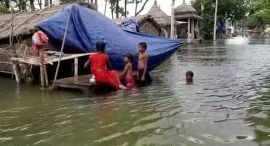 26 दिनों से जारी है बाढ़ का कहर, सड़क का पुल बना पीड़ितों का बसेरा