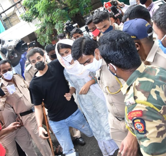 'आपके परिवार पर सुशांत की हत्या का आरोप है' सवाल सुन भड़कीं रिया