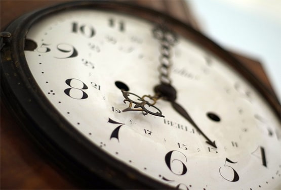 घर में इस जगह कभी ना लगाएं घड़ी, रूक जाती है तरक्की, होता है बुरा असर