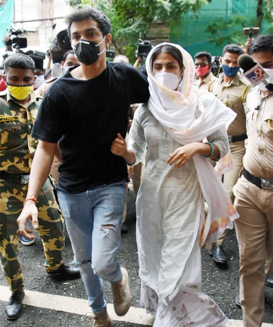 'आपके परिवार पर सुशांत की हत्या का आरोप है' सवाल सुन भड़कीं रिया