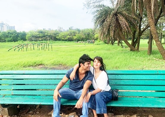 रिया ने जांच में पुलिस से कहा था झूठ? महेश भट्ट संग व्हाट्सएप चैट कर रही इशारा