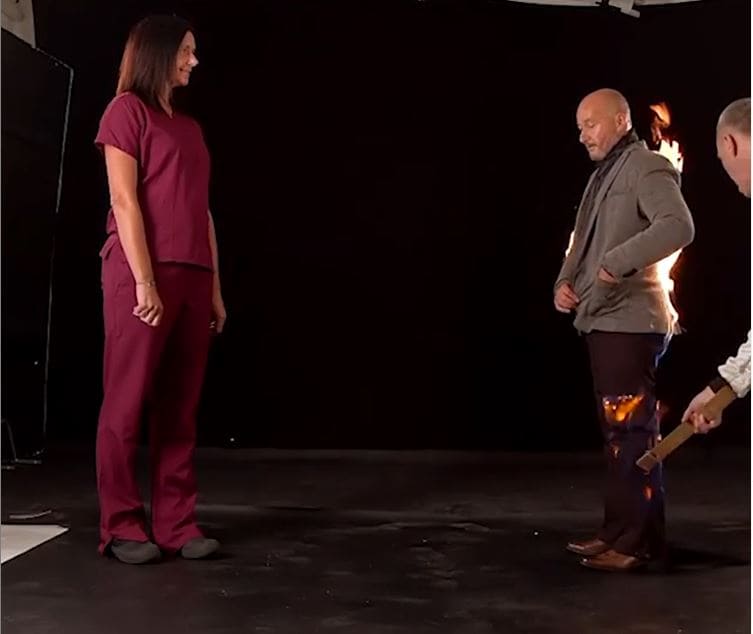 अजब प्रेम की गजब कहानी, खुद को आग लगाकर गर्लफ्रेंड को किया प्रपोज