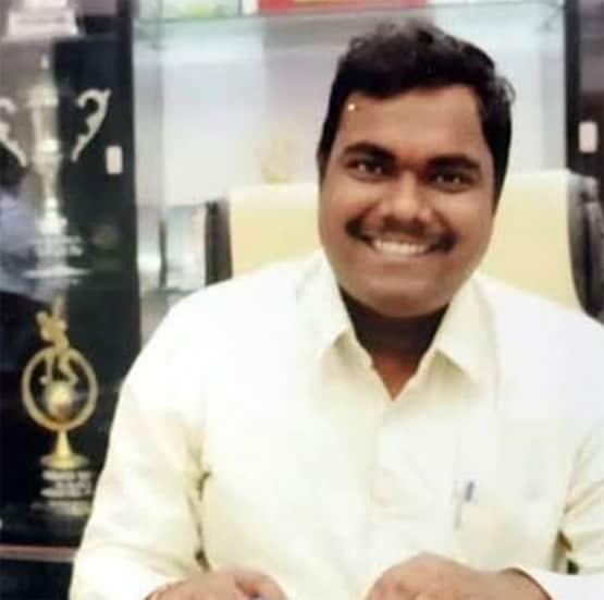 फ्रेंडशिप डे: पंक्चर की दुकान पर करते थे काम, दोस्तों ने भरी फीस, बन गए IAS