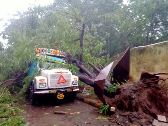 मुंबई में बारिश से बुरा हाल, गाड़ियां पलटीं, कई इलाके जलमग्न