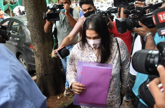 ED ऑफिस पहुंचते ही भीड़ ने सुशांत की बहन को घेरा, बचाव में आई महिला पुलिस