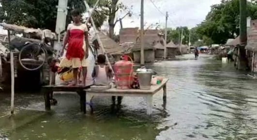 26 दिनों से जारी है बाढ़ का कहर, सड़क का पुल बना पीड़ितों का बसेरा