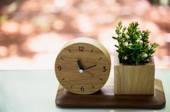 घर में इस जगह कभी ना लगाएं घड़ी, रूक जाती है तरक्की, होता है बुरा असर