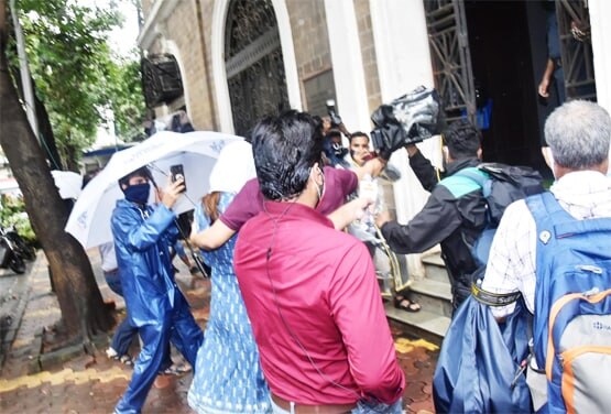 ED दफ्तर पहुंचीं रिया, चेहरे को सफेद दुपट्टे-मास्क से किया कवर, PHOTOS