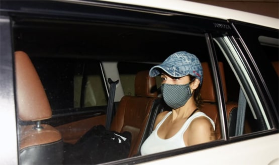 प्रेग्नेंसी अनाउंसमेंट के बाद अमृता-मलाइका से मिलीं करीना, सैफ भी थे साथ