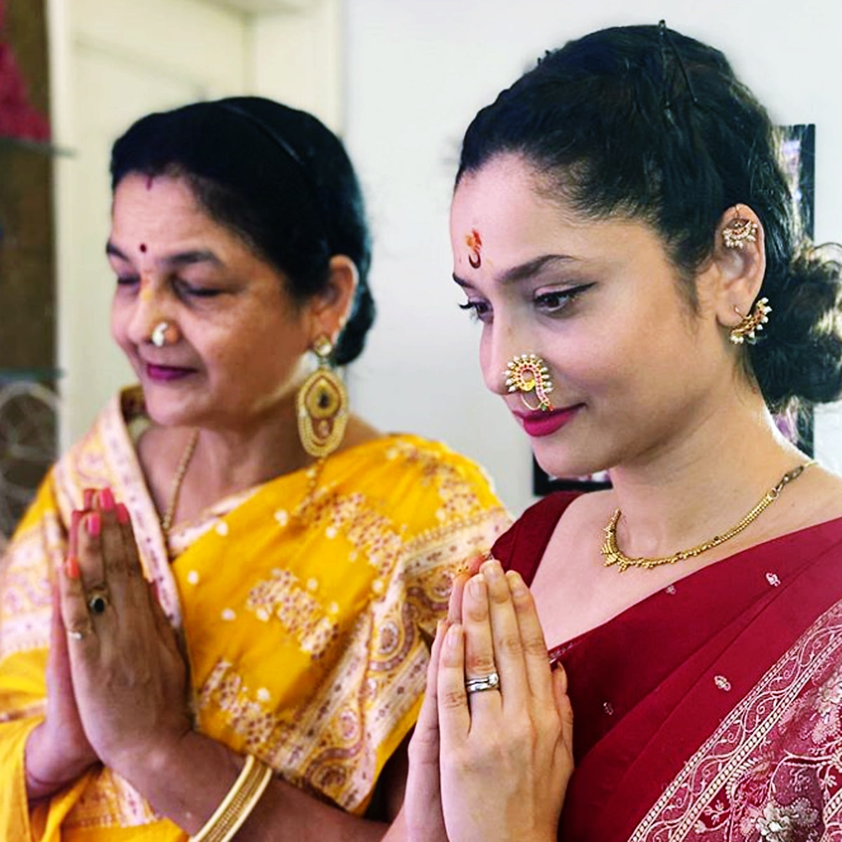 अपनी मां के साथ अंकिता लोखंडे