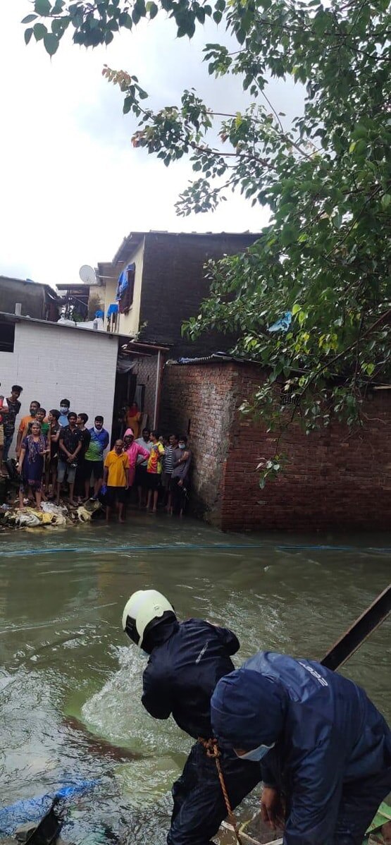 मुंबई में बारिश से बुरा हाल, गाड़ियां पलटीं, कई इलाके जलमग्न