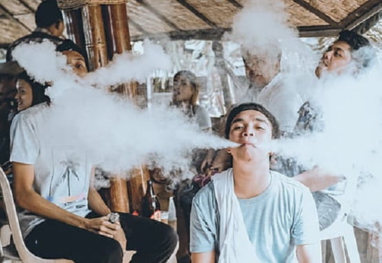 इन 6 कारणों से किसी को भी हो सकता है फेफड़ों का कैंसर, जानें लक्षण और बचाव