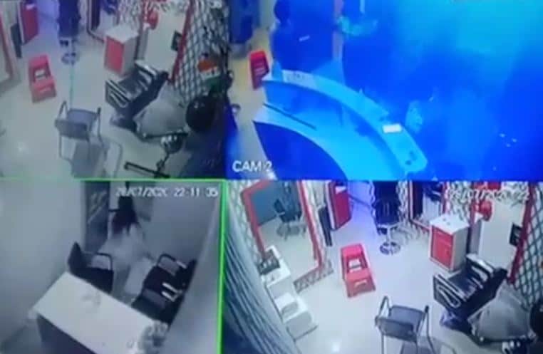 मसाज पार्लर में पुलिसवालों ने की अश्लील हरकत, CCTV में कैद