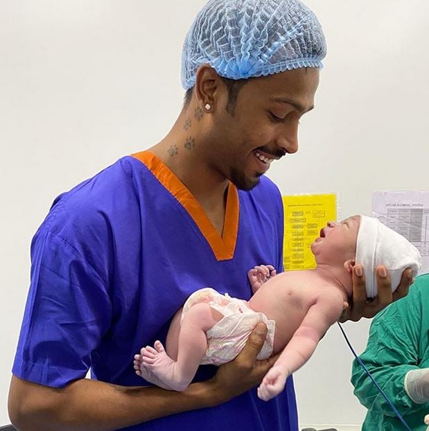 हार्दिक के बेटे को गोद में उठाकर भावुक हुए भाई क्रुणाल, कही ये बात