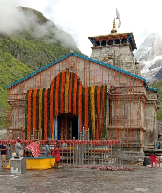 सावन के आखिरी सोमवार पर केदारनाथ धाम में जुटे श्रद्धालु, देखें Photos