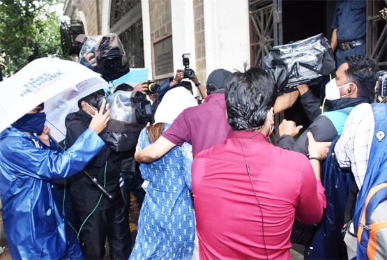 ED दफ्तर पहुंचीं रिया, चेहरे को सफेद दुपट्टे-मास्क से किया कवर, PHOTOS