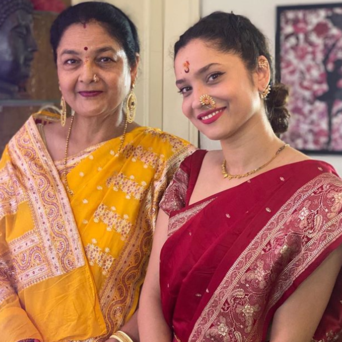 अपनी मां के साथ अंकिता लोखंडे