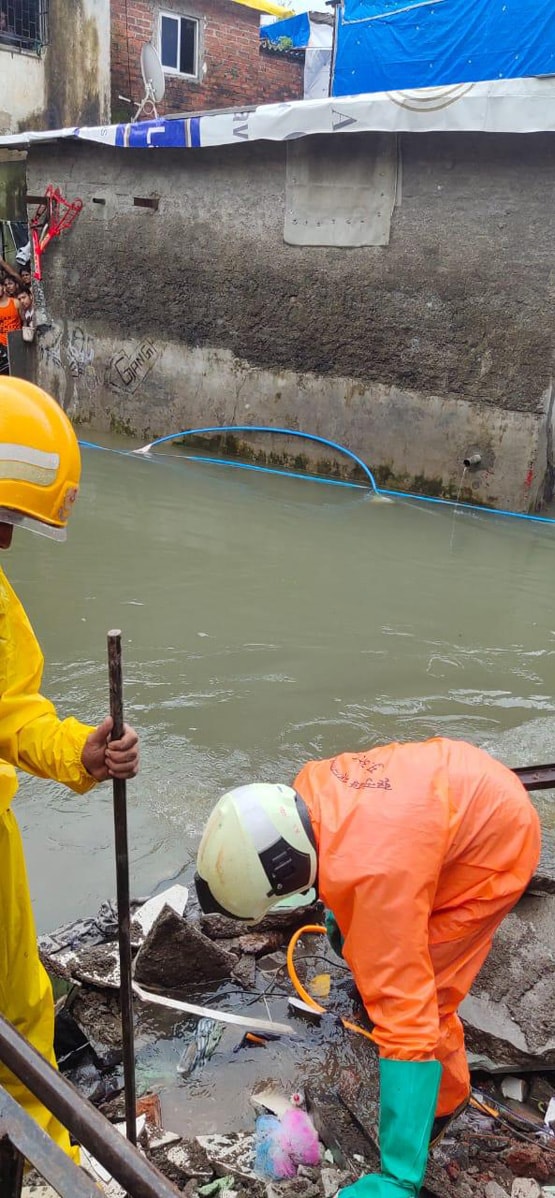 मुंबई में बारिश से बुरा हाल, गाड़ियां पलटीं, कई इलाके जलमग्न