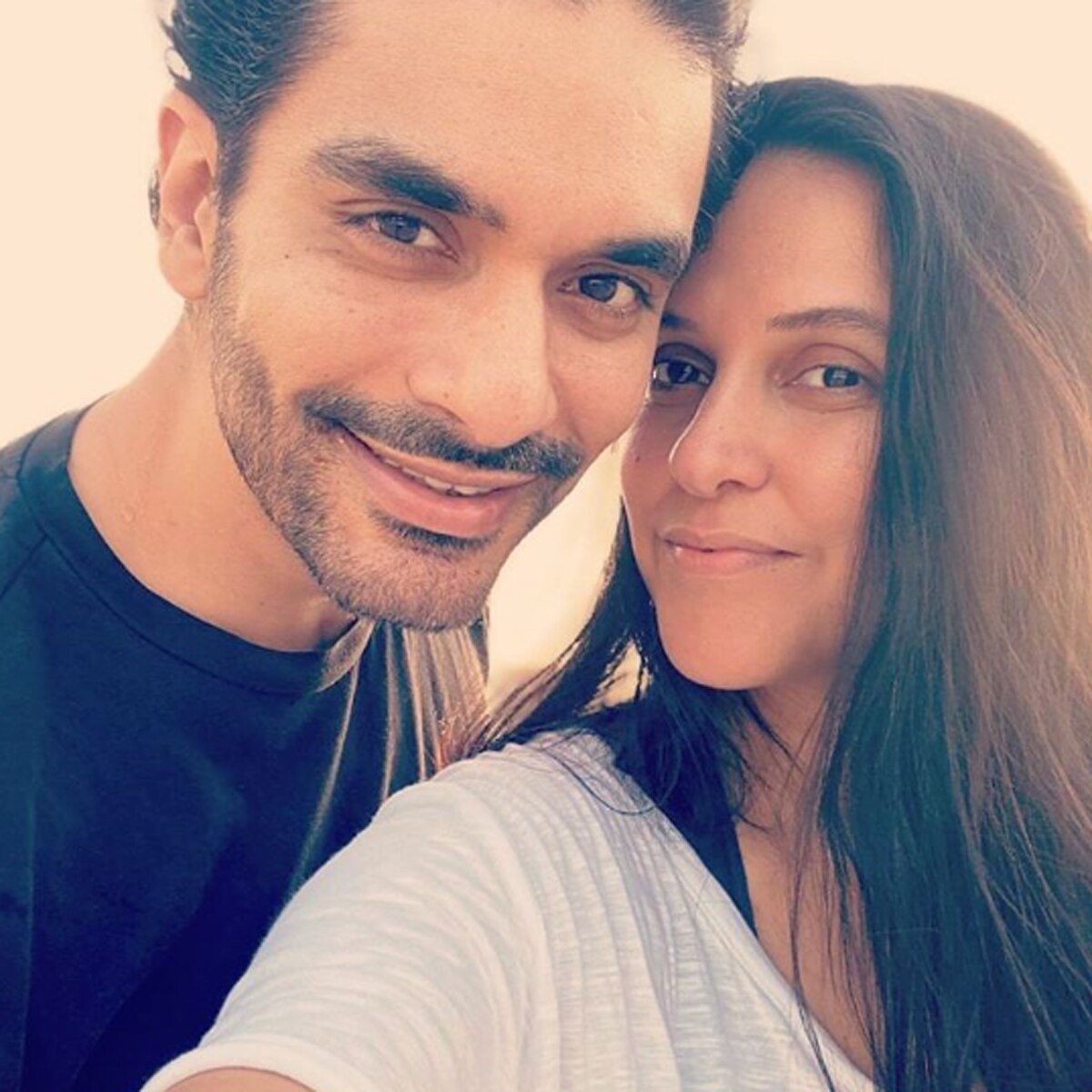 पति संग नेहा