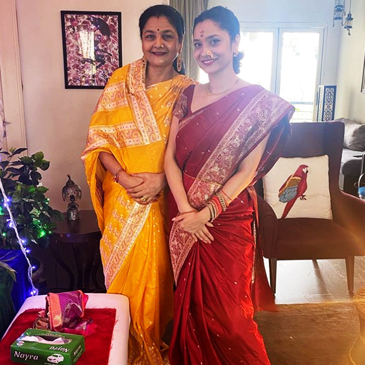 अपनी मां के साथ अंकिता लोखंडे