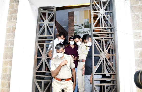 ED ऑफिस से निकले रिया के भाई, सुशांत की कंपनी से नाम जुड़ने पर उठा सवाल