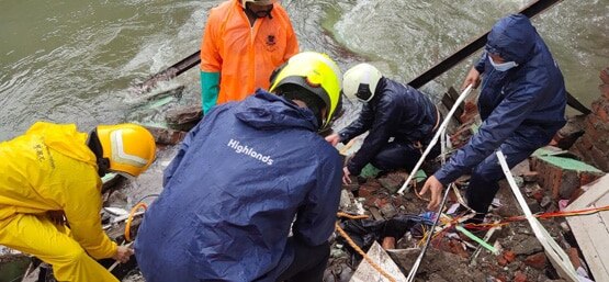 मुंबई में बारिश से बुरा हाल, गाड़ियां पलटीं, कई इलाके जलमग्न